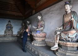 Cina: Shanxi, guardiano di reperti culturali nel tempio di Faxing (2)