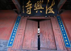 Cina: Shanxi, guardiano di reperti culturali nel tempio di Faxing (1)