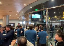 Shanghai, Apple apre maggior punto vendita nella Cina continentale
Tim Cook, CEO dell'azienda, ha aperto le porte e ha dato il benvenuto ai consumatori cinesi