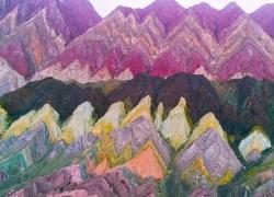 Suggestivo spettacolo di rocce colorate adorna un monte nello Xinjiang