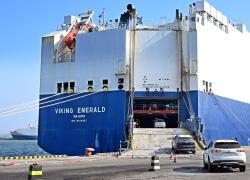 Cina: Shandong, veicoli merci nel porto di Yantai (2)
