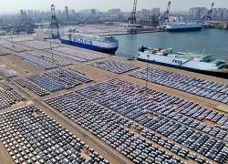 Cina: Shandong, veicoli merci nel porto di Yantai (1)
