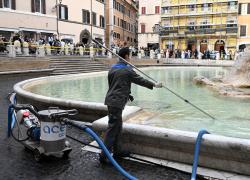 Italia: Roma, raccolta delle monete nella Fontana di Trevi (2)