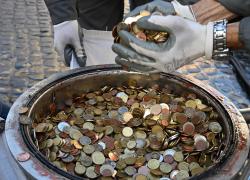 Italia: Roma, raccolta delle monete nella Fontana di Trevi (1)