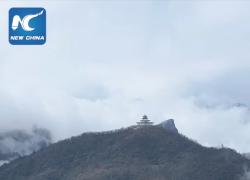 Cina: mare di nubi mozzafiato sul monte Tianmen nello Hunan