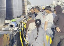 Palestinesi in difficolt&agrave; nel trovare acqua potabile durante conflitto