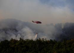 Cina: lotta a un incendio boschivo nello Yunnan (1)