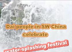 Cina: Yunnan, popolo Dai festeggia con l'acqua il nuovo anno