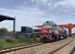 Treno merci Cina-Europa lascia una stazione a Shanghai