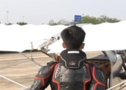 Cina: 22enne appassionato di aviazione pilota il suo aereo auto-costruito