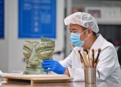 Cina: Sichuan, esperto restaura reperti culturali a Sanxingdui (1)