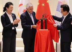 Cina: vice presidente CIO dona mini-scultura a Museo Giochi asiatici Hangzhou