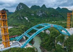 Cina: cantiere del ponte autostradale sul fiume Lami nel Guizhou (1)