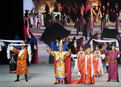 Cina: spettacolo di attori di Yushu in scena a Pechino