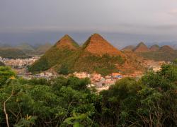 Cina: Guizhou, colline a forma di piramide ad Anlong (2)
