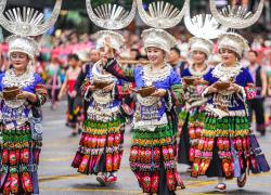 Cina: parata di gruppi etnici del Guizhou (1)