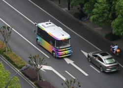 Cina: Zhejiang, minibus a guida autonoma a Hangzhou (1)