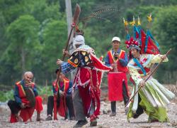 Cina: Chongqing, artisti di Opera Yangxi tramandano arte tra le risaie