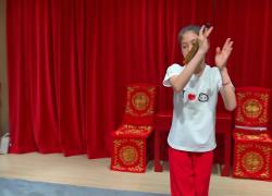 Cina: giovane ragazza di origini miste si appassiona a opera di Pechino