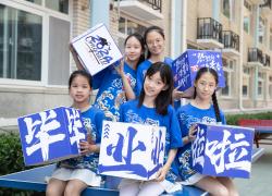 Cina: Pechino, alunni posano per foto ricordo del diploma (2)
