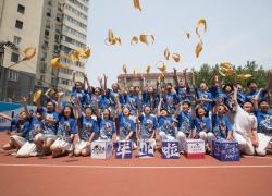Cina: Pechino, alunni posano per foto ricordo del diploma (1)