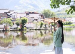 Cina: Anhui, turismo nel villaggio di Hongcun (2)