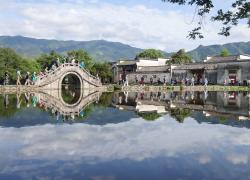 Cina: Anhui, turismo nel villaggio di Hongcun (1)