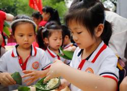 Cina: preparativi per Dragon Boat Festival (1)
