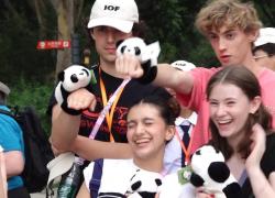 Cina: studenti statunitensi celebrano la Festa delle barche drago