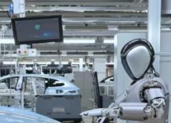 Cina: robot umanoidi al lavoro nelle fabbriche del sud