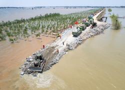 Cina: blocco della falla dell'argine sul lago Dongting (1)