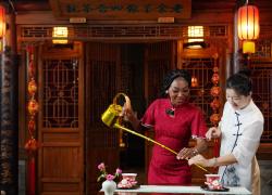 Cina: conduttrice gabonese promuove con programmi TV cultura locale in Africa