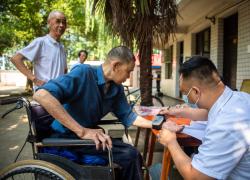 Cina: funzionari, lavora per fornire servizi di assistenza anziani di qualità
