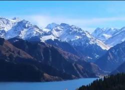 Cina: Xinjiang, autunno vivace nel lago Tianchi attira turisti