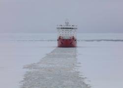 Cina: rompighiaccio cinesi impegnati nella 41esima spedizione antartica (1)