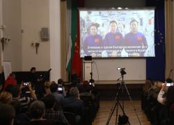 Taikonauti conducono dialogo sullo spazio con giovani bulgari