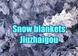 Cina: Sichuan, la neve ricopre Jiuzhaigou