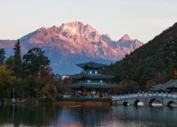 Cina: la maestosità del monte innevato Yulong in pieno inverno