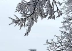 Cina: skyline dorato dopo la neve sulla montagna Tianmen