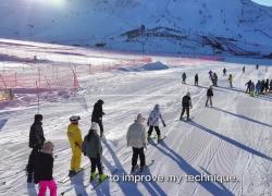 Cina: studenti di Altay abbracciano neve e ghiaccio con lezioni di sci