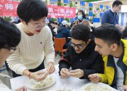 Cina: studenti internazionali imparano a preparare ravioli a Xi'an