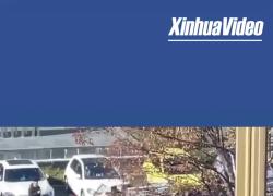 Cina: un momento toccante, passanti sollevano auto per salvare uomo in pericolo