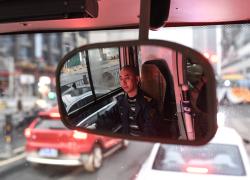 Cina: aumenta età massima per conducenti di autobus, camion