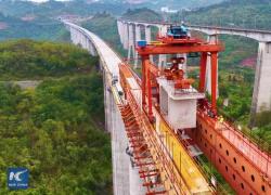 Cina: operai costruiscono ponte di ferrovia ad alta velocità con segmenti prefabbricati