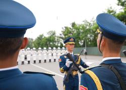 Cina: giovani volti nel sito di addestramento per la parata militare a Pechino