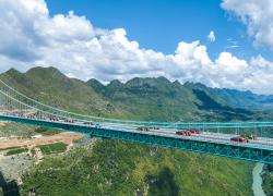 Cina: il ponte più alto del mondo apre al traffico nel Guizhou