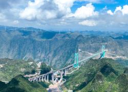 Cina: il ponte più alto del mondo apre al traffico nel Guizhou