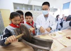 Cina, Giornata mondiale della MTC: a scuola si insegna medicina tradizionale (1)