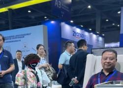 Cina: robot umanoide di assistenza presentato all'expo della silver economy