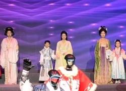 Cina: robot in Hanfu danzano su palco di festival culturale nello Shandong
